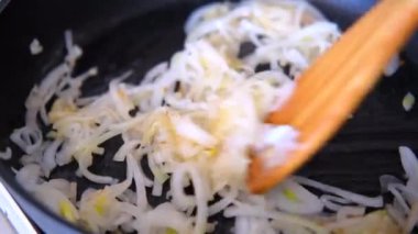 Tavada kızarmış soğan.