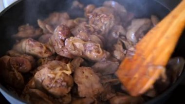 Soğanlı tavuk ciğeri.