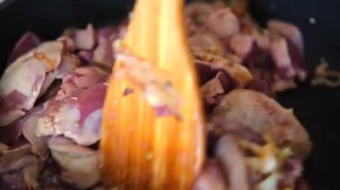 Soğanlı tavuk ciğeri.