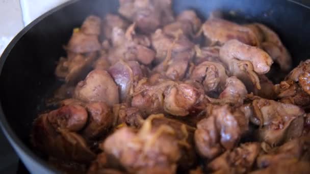 Gustoso fegato di pollo con cipolla — Video Stock