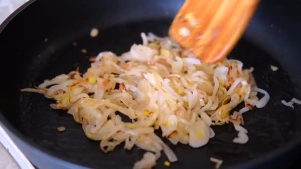 Cebolla frita en la sartén — Vídeos de Stock