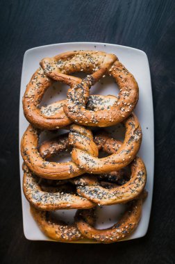 Aperatif, papazla birlikte kraker.