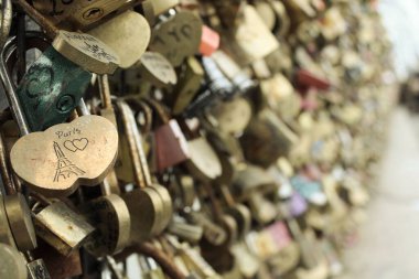 Paris 'in köprüsünde asma kilit