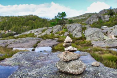 Norveç dağlarında dengeli taşlar