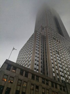 New York 'un sisli bir gününde gökdelen