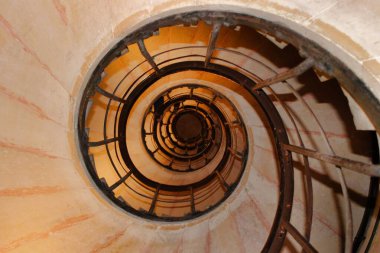 Sarmal merdivenin üst görüntüsü