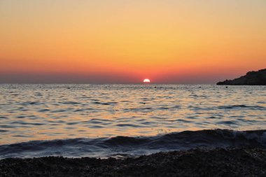 Sessiz ve sakin gün batımı denizin üzerinde