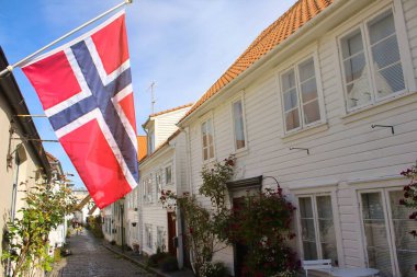 Norveç 'in tarihi bir mahallesinde beyaz ahşap evleri olan sessiz bir cadde.