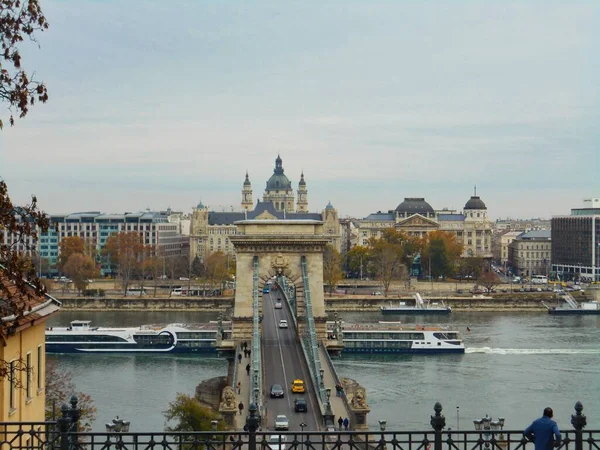 Widok Szczytu Mostu Łańcuchowego Budapeszcie Długą Łodzią Pod Rzeką Pod — Zdjęcie stockowe