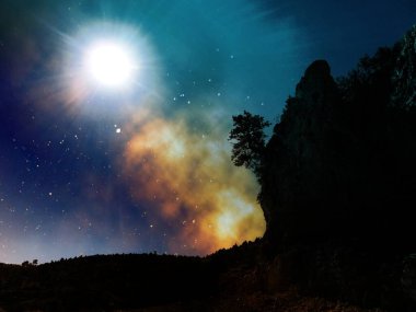 Dikenli uçurumlardan tek başına büyüyen, eşsiz sanat kurgusu oluşturmak için Bokeh örtüleri olan Türk dağlık köyü.