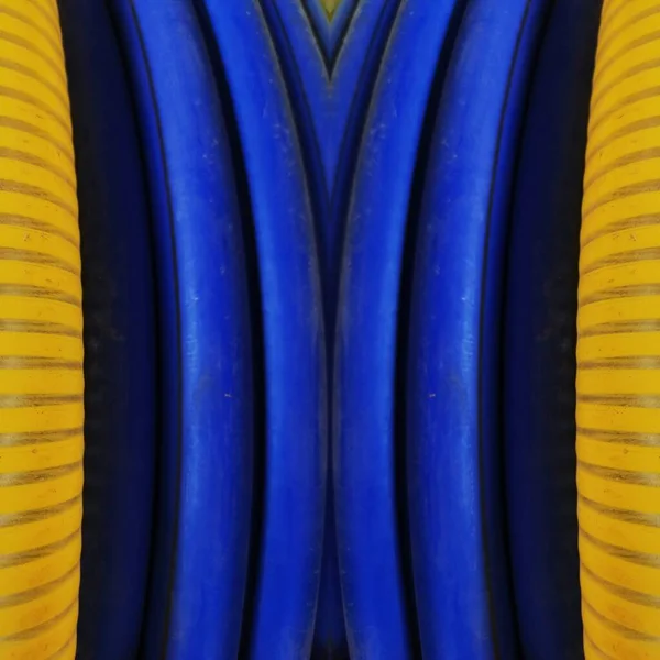 Lebhaft Leuchtend Gelbe Pvc Kunststoffrohr Mit Blauem Hintergrund Transformiert Eine — Stockfoto