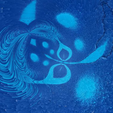 Mavi geometrik şekillerin gölgeleri desenler ve tasarımlar