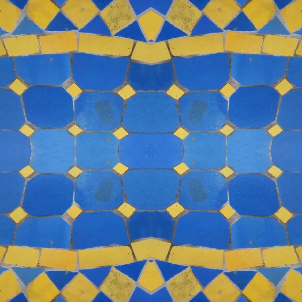 马拉喀什马赛克路面马赛克 由鲜亮的黄色和蓝色不规则瓷砖碎片制成 — 图库照片