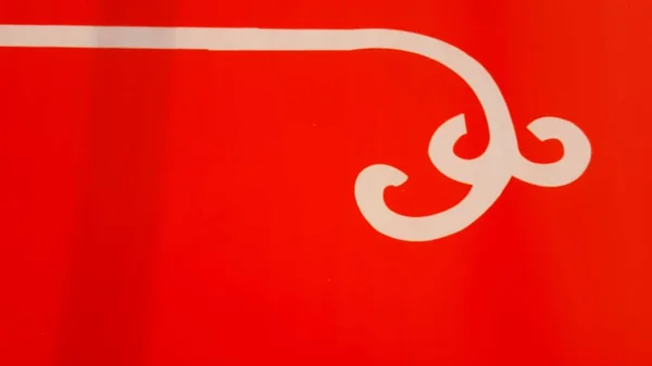 Parlak Beyaz Kıvrımlı Şekiller Canlı Kırmızı Minimalist Arkaplanda — Stok fotoğraf
