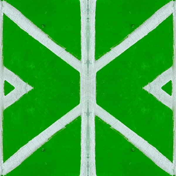 Ελάχιστες Πράσινες Και Λευκές Διαγώνιες Λωρίδες Και Κατευθυντικό Βέλος Μετατραπεί — Φωτογραφία Αρχείου