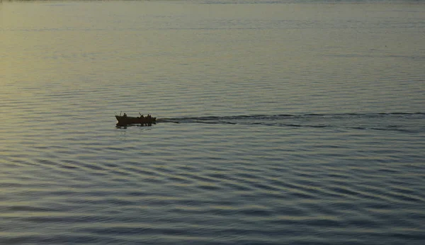 Stockholm archiepelago, Suède. 25 juillet 2014. Coucher de soleil en mer Baltique.Un petit bateau traverse le détroit avec des passagers à bord . — Photo