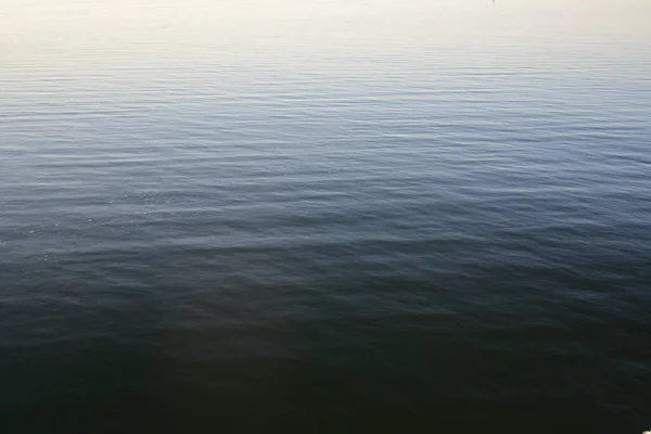 Stockholm archiepelago, Suède. 25 juillet 2014. Coucher de soleil en mer Baltique. Eau calme avec des ondulations de couleur dégradée — Photo