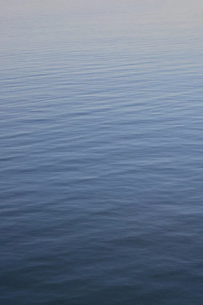 Archipelag sztokholmski, Szwecja. 25 lipca 2014. Zachód słońca w Bałtyku. Spokojna woda z falami o gradientowej barwie — Zdjęcie stockowe