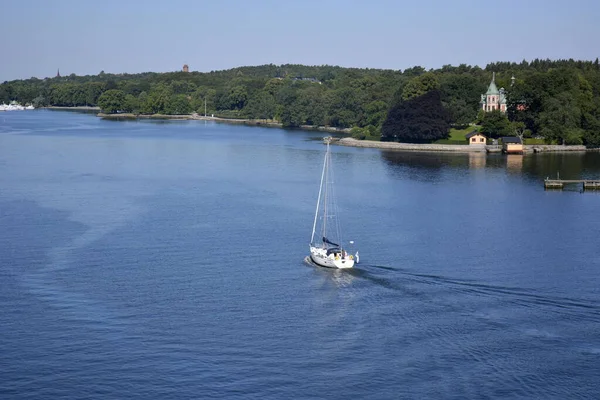 Балтійське Море Шведське Узбережжя Липня 2014 Білий Вітрильник Пливе Вздовж — стокове фото