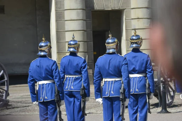 瑞典斯德哥尔摩 July 2014 在皇宫附近的观景台更换卫兵仪式 仪仗队转身退后 — 图库照片