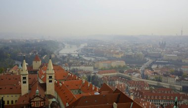 Prag, Çek Cumhuriyeti. 31 Mart 2014. St. Vitte Katedrali 'nden Prag kırmızı çatı manzarası
