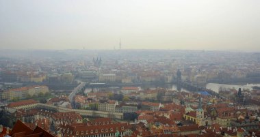 Prag, Çek Cumhuriyeti. 31 Mart 2014. St. Vitte Katedrali 'nden Prag kırmızı çatı manzarası