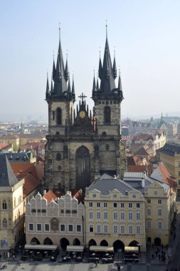 Prag, Çek Cumhuriyeti. Nisan 02, 2014. Eski Prag şehir merkezi. Eski Şehir Kulesi 'nden görüntü. Saint Maria Berore Kilisesi Tyn