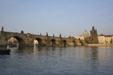 Prag, Çek Cumhuriyeti. Nisan 02, 2014. Günbatımında Prag 'daki Vltava nehrinin üzerindeki Charles Köprüsü