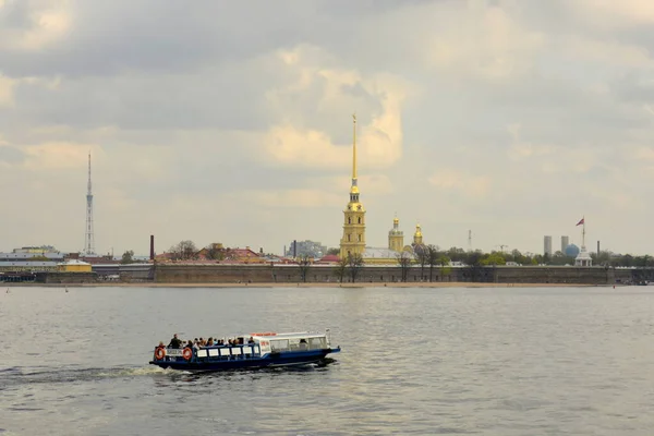 Saint Petersburg, Rusya. 13 Mayıs 2014, Neva Nehri yakınlarındaki Peter-Pavel 'in Kalesi. Gezintiye çıkan turist teknesi.