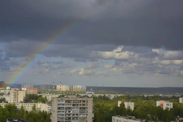 Радуга после дождя над Петербургом — стоковое фото