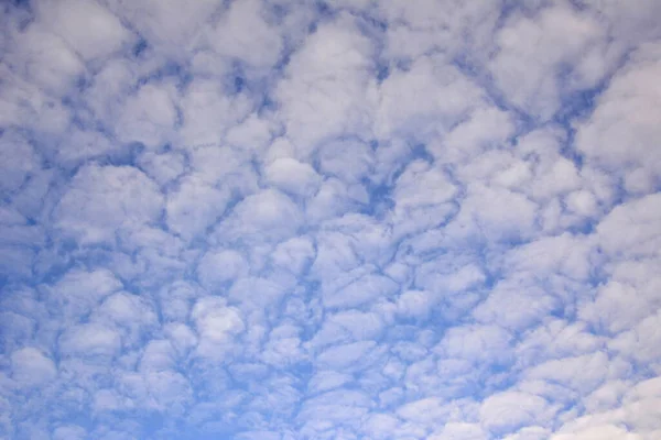 Nubes de encaje ligero en la textura de fondo azul del cielo de otoño — Foto de Stock