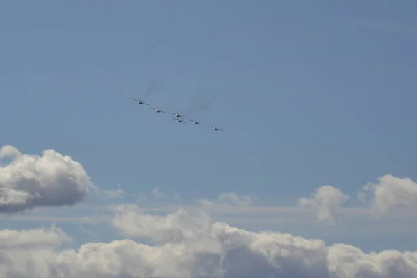 Una actuación de un grupo de aviones de guerra rusos en el desfile — Foto de Stock
