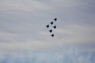 Bir grup Rus savaş uçağının geçit törenindeki performansı.