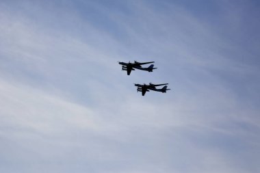 Bir grup Rus savaş uçağının geçit törenindeki performansı.