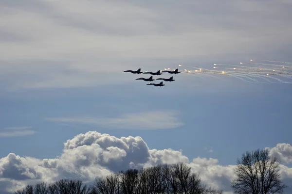 Una actuación de un grupo de aviones de guerra rusos en el desfile — Foto de Stock