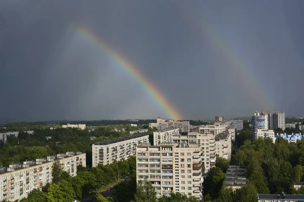 Arco-íris após chuva acima de São Petersburgo. Raios solares diagonais no céu . — Fotografia de Stock