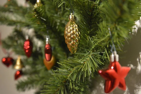 Árbol de Navidad, marcado por juguetes rojos y dorados, postal — Foto de Stock