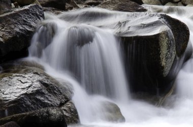 Boulder, Colorado yakınlarındaki Saint Vrain Nehri 'nde bir şelale..