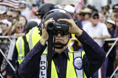 Aurora, Colorado / ABD - 9 / 21 / 19: Polis memurları, GEO Group tarafından işletilen Göçmenlik Gözaltı Tesisi protestolarında göstericileri kaydetmek için kameralar kullanıyor.
