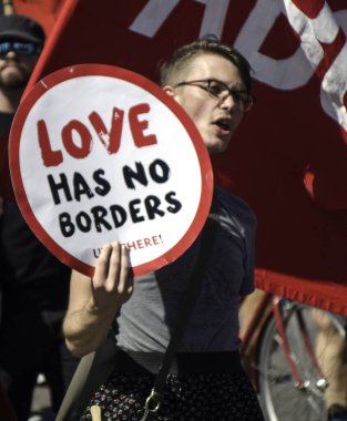 Denver, Colorado / ABD - 9 / 21 / 19: Denver Colorado 'daki protestocular ICE, Göçmenlik Polisi ve Göçmenlik Gözaltı Tesisini Kritik İşaretler Taşıdılar.