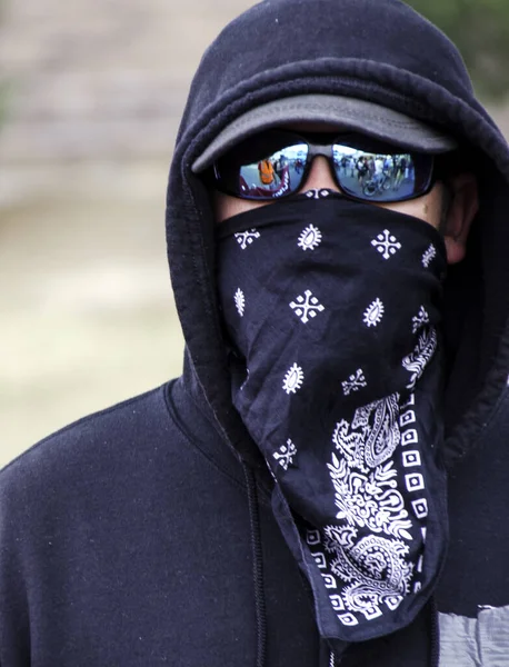 Denver, Colorado / ABD - 9 / 21 / 19: ANTIFA üyeleri, Aurora, Colorado 'da yürütülen bir Göçmenlik Gözaltı Tesisi protestosuna katılan birkaç yüz kişiden biriydi. 