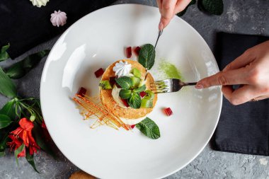 Kremalı, meyveli ve bisküvili küçük börekler