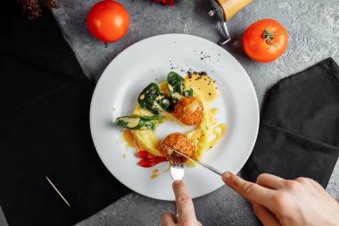 Soslu peynir topları. Çatalla, bıçakla