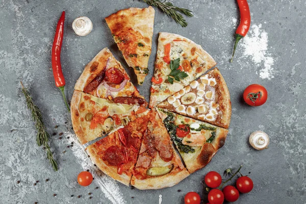 8 dilim ve lezzetli malzemelerle sulu bir pizza.