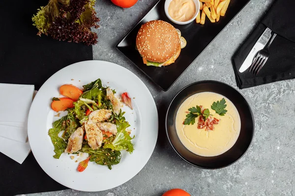 İş yemeği restoranındaki masada üç çeşit yemek.
