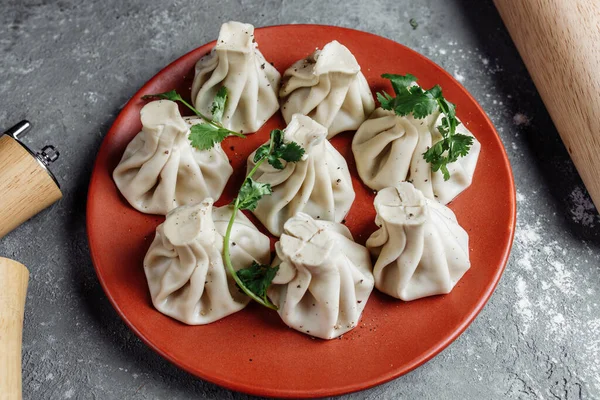 Khinkali, Gürcü mantı, geleneksel Gürcü mutfağı. Mavi arkaplan.