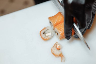 Japon şef mutfakta saşimi yapıyor.