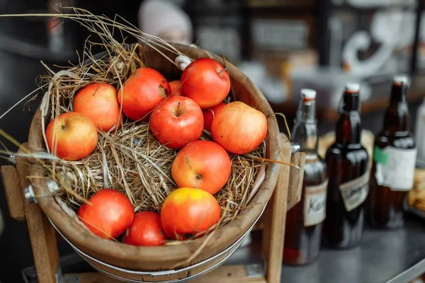 Manzanas Maduras Una Canasta Con Heno Salvador Las Vacaciones Manzana — Foto de Stock