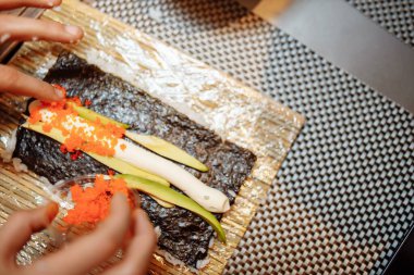 Çocuklar ana sınıfta suşi yapıyorlar. Çocuklar, eğitim ve eğlence konsepti.