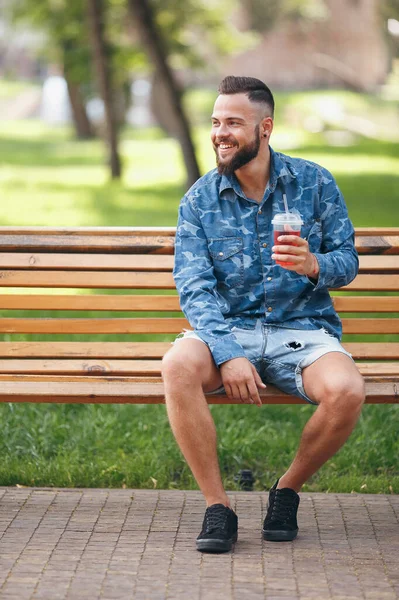 Tipo Con Limonada Está Descansando Parque Banco Primavera Día Soleado — Foto de Stock